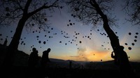 Warga Muslim di Bosnia merayakan datangnya Ramadan dengan melepas balon ke udara. Sebelum balon dilepas, meriam terlebih dahulu ditembakkan. Tradisi ini dilakukan sejak kekaisaran Ottoman dan berlanjut hingga saat ini. amir Jordamovic/Anadolu Agency via Getty Images