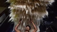 Di India, persiapan Ramadan dilakukan dengan membuat hidangan manis yang mirip seperti bihun. Sentra produksi rumahan ini rutin setiap tahun membuat hidangan tradisional yang erat dengan Ramadan. Amar Deep Sharma/Anadolu Agency via Getty Images