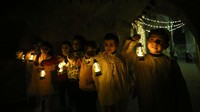 Sejumlah anak-ana di Gaza merayakan datangnya Ramadan dengan nyanyian tradisional sambil membawa lentera berkeliling permukiman. Majdi Fathi/NurPhoto via Getty Images