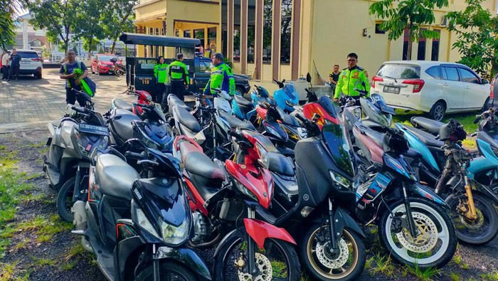 Polisi menertibkan aksi balapan liar dan konvoi yang dilakukan sekelompok pemuda di Kota Bitung, Sulawesi Utara (Sulut).