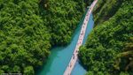 Bukan Lukisan, Intip Indahnya Jalan Terapung Diapit Lembah di China Ini