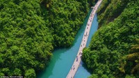 Jalan terapung ini memungkinkan warga untuk melihat-lihat lembah tanpa perahu dayung.