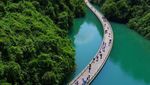 Bukan Lukisan, Intip Indahnya Jalan Terapung Diapit Lembah di China Ini