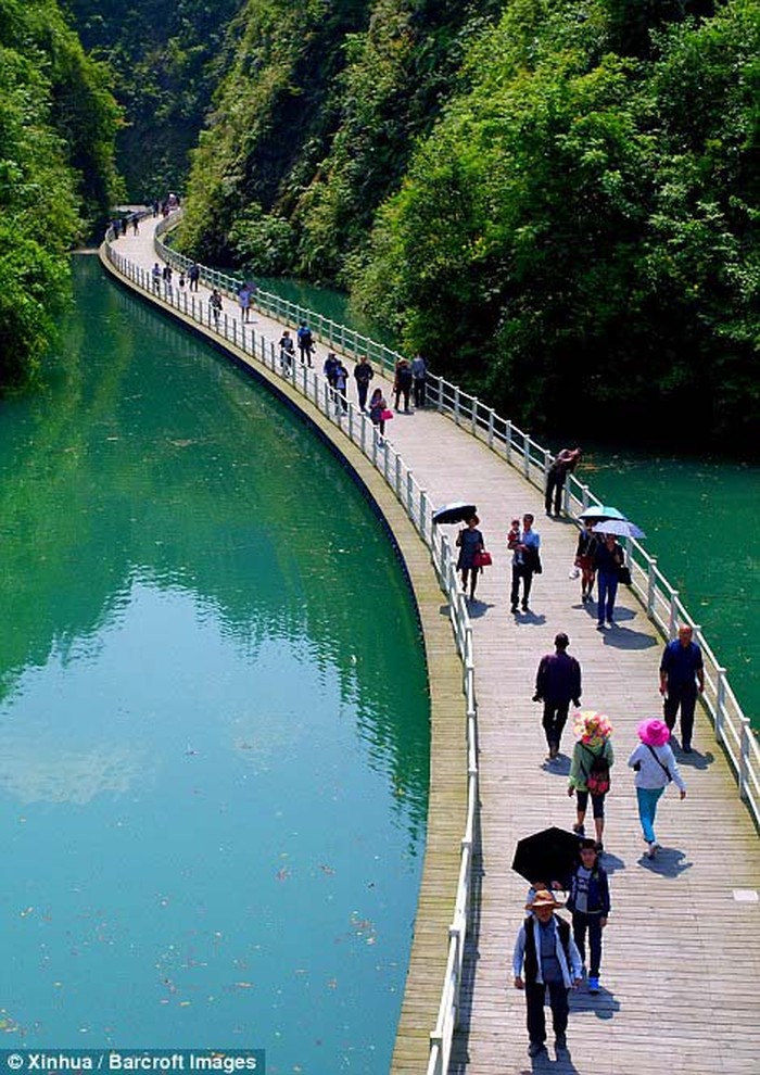 Bukan Lukisan, Intip Indahnya Jalan Terapung Diapit Lembah di China Ini Ini adalah jalan terapung yang ada di China. Pemandangan sekelilingnya tampak sangat memanjakan mata. Begini penampakannya.