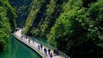 Bukan Lukisan, Intip Indahnya Jalan Terapung Diapit Lembah di China Ini