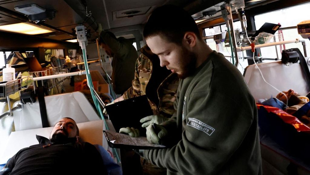 Bus Medis Keliling Evakuasi Tentara Ukraina yang Terluka