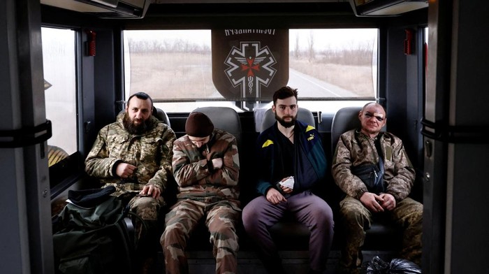 Bus Medis Keliling Evakuasi Tentara Ukraina yang Terluka A converted bus operated by Ukrainian volunteer medics is used to evacuate wounded Ukrainian soldiers from the eastern frontline near Bakhmut to hospitals in the Dnipropetrovsk region, in Ukraine March 15, 2023. REUTERS/Violeta Santos Moura