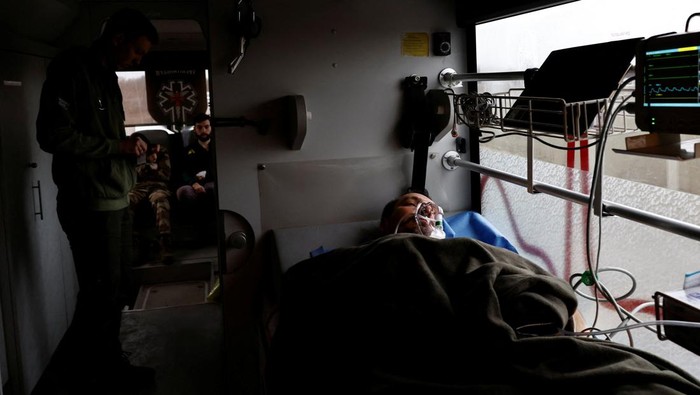 Bus Medis Keliling Evakuasi Tentara Ukraina yang Terluka A converted bus operated by Ukrainian volunteer medics is used to evacuate wounded Ukrainian soldiers from the eastern frontline near Bakhmut to hospitals in the Dnipropetrovsk region, in Ukraine March 15, 2023. REUTERS/Violeta Santos Moura