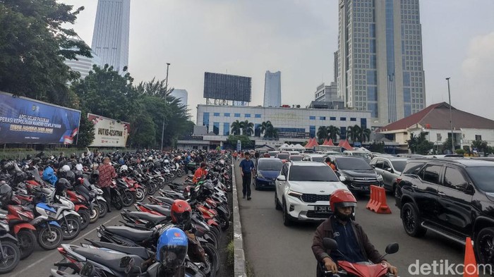 Car free day, Jumat (24/3/2023) hari ini ditiadakan, parkiran Polda Metro kembali penuh sesak