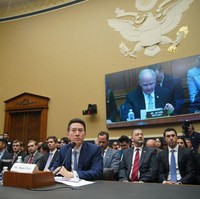 Dalam video yang beredar, CEO TikTok memang berulang kali menjelaskan bahwa perusahaannya tidak terkait dengan China atau membagikan informasi kepada Partai Komunis China. Kecurigaan tersebut dilatarbelakangi perusahaan induk TikTok, ByteDance, yang berbasis di China.Foto: Bloomberg via Getty Images/Bloomberg