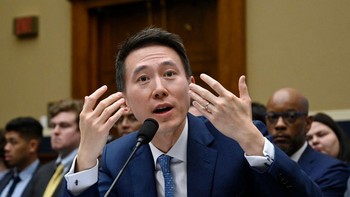 Chew sempat menyampaikan upayanya untuk menangkis kekhawatiran tentang pengaruh China. TikTok telah berjanji untuk memindahkan semua data pengguna AS ke server di luar China melalui upaya bertajuk Project Texas pada akhir tahun ini. Foto: AFP via Getty Images/OLIVIER DOULIERY