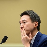 Dianggap bisa menjelaskan dengan tenang dan cerdas kepada para anggota kongres yang tidak mengerti TikTok, Shou Zi Chew pun sukses mengambil hati netizen wanita. Bos tersebut jadi terlihat tampan karena tampil bak pahlawan. Foto: AFP via Getty Images/JIM WATSON