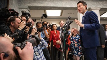 CEO TikTok Shou ZI Chou sempat menemui awak media sebelum masuk ruagan sidang, Foto: Getty Images/Bloomberg