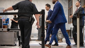 Shou Chew, CEO TikTok., tiba di depan sidang Komite Energi dan Perdagangan DPR di Washington, DC, AS, pada Kamis, 23 Maret 2023. Dia memberi tahu Kongres bahwa aplikasinya melakukan lebih banyak untuk melindungi pengguna muda daripada media sosial saingan dan bahwa Beijing tidak memiliki otoritas atas datanya, mengajukan argumen untuk mencegah larangan AS atau penjualan paksa. Foto: Getty Images/Bloomberg/Anna Rose Layden Foto: Getty Images/Bloomberg