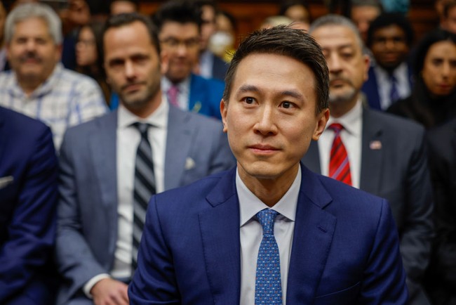 CEO TikTok Shou Zi Chew beberapa waktu lalu disidang dalam rapat DPR AS terkait ancaman pemblokiran TikTok di sana. Shou Zi Chew pun dicecar dengan berbagai pertanyaan dari anggota parlemen yang mencurigai aplikasi tersebut akan membahayakan keamanan data pribadi warga AS. Foto: Getty Images/Chip Somodevilla