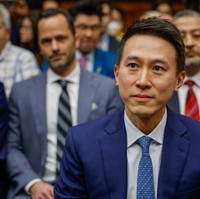 CEO TikTok Shou Zi Chew beberapa waktu lalu disidang dalam rapat DPR AS terkait ancaman pemblokiran TikTok di sana. Shou Zi Chew pun dicecar dengan berbagai pertanyaan dari anggota parlemen yang mencurigai aplikasi tersebut akan membahayakan keamanan data pribadi warga AS. Foto: Getty Images/Chip Somodevilla