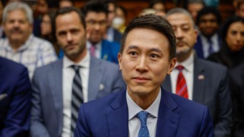 CEO TikTok Shou Zi Chew bersiap untuk bersaksi di depan sidang Komite Energi dan Perdagangan DPR tentang TikTok: Bagaimana Kongres Dapat Menjaga Privasi Data Amerika dan Melindungi Anak-Anak dari Bahaya Daring, di Capitol Hill, 23 Maret 2023, di Washington, DC. Foto: Getty Images/Chip Somodevilla