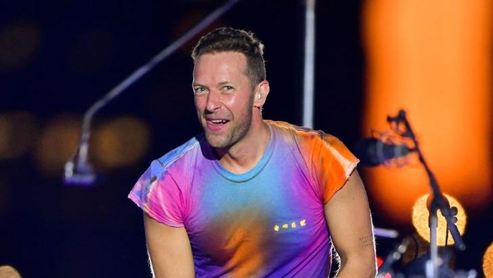 NEW YORK, NEW YORK - JUNE 17:  Chris Martin of Coldplay performs during pre-taping of the Macys 4th of July Firework Show at Hunters Point South Park on June 17, 2021 in New York City. (Photo by James Devaney/GC Images)