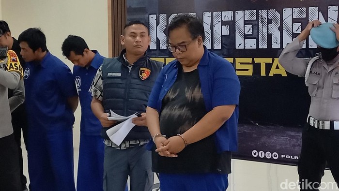 D, instruktur taekwondo pelaku pencabulan murid saat dihadirkan di Mapolresta Solo, Jumat (24/3/2023).