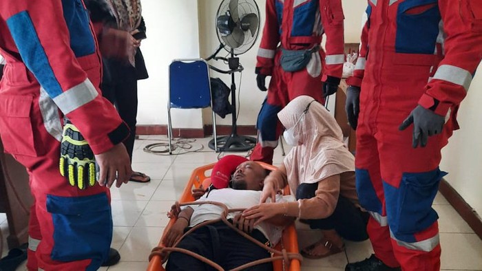 Damkar Jaktim evakuasi korban sakit di Kelurahan Penggilingan
