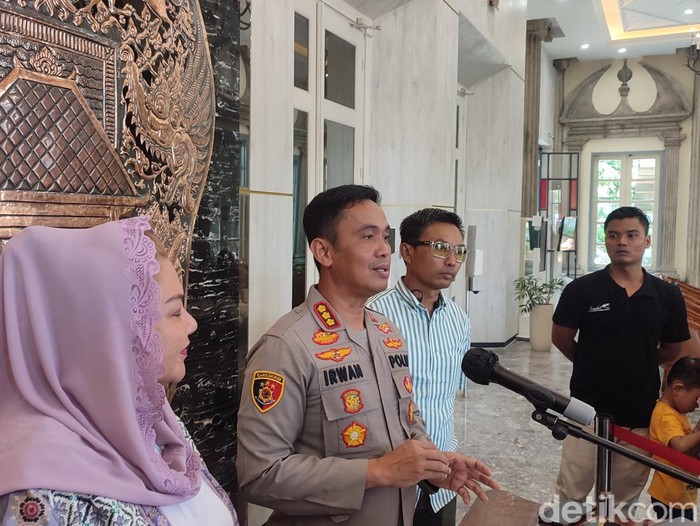 (Dari kiri ke kanan) Wali Kota Semarang Hevearita G Rahayu, Kapolrestabes Semarang Kombes Irwan Anwar, dan Panpel PSIS Danur Rispriyanto saat jumpa pers di Balai Kota Semarang, Jumat (24/3/2023).
