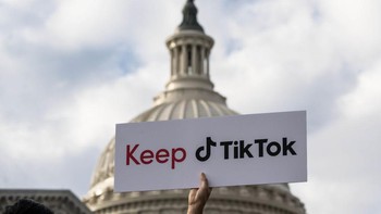 Poster Keep TikTok diangkat tinggi-tinggi di depan gedung Capitol menjelang CEO TikTok dengar pendapat bersama anggota DPR Amerika Serikat. Foto: Getty Images