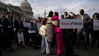 Mereka pun saling berpelukan bersatu padu untuk menentang upaya pemblokiran TikTok. Foto: Getty Images