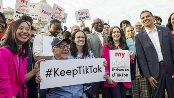 CEO TikTok disidang DPR Amerika Serikat, di Gedung Capitol Hill di Washington. Sebelumnya di depan gedung itu, beberapa konten kreator TikTok menggelar aksi demo agar tidak ada pelarangan TikTok di negara itu. Foto: Getty Images