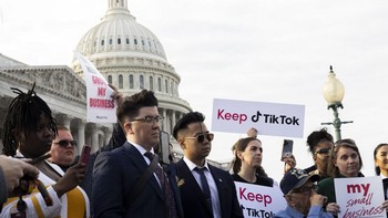 Pembuat konten TikTok berkumpul di luar gedung Capitol untuk menyuarakan penentangan mereka terhadap potensi pelarangan aplikasi, menyoroti manfaat besar platform itu terhadap mata pencaharian dan komunitas mereka. Foto: Getty Images