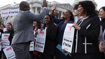 Rep. A.S. Jamaal Bowman (D-NY) melakukan tos kepada para pendukung TikTok saat ia tiba di tengah aksi demo. Politisi ini menilai TikTok jangan dilarang. Foto: Getty Images