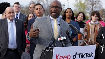 Perwakilan AS untuk distrik kongres ke-16 New York Jamaal Bowman berbicara ketika pembuat konten TikTok berkumpul di luar Capitol untuk menyuarakan penentangan mereka terhadap potensi pelarangan aplikasi. Bowman menekankan peran platform dalam mempromosikan kebebasan berbicara dan membina komunitas. Foto: Getty Images