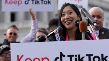 TikToker Tiffany Yu berbicara saat konferensi pers di depan US Capitol. Tentu para kreator TikTok tak rela TikTok dilarang karena akan sangat merugikan mereka. Foto: Getty Images