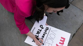 Kreator TikTok Alexandra Doten membuat tanda mendukung perusahaan asak China selama konferensi pers di luar Capitol. CEO TikTok sendiri memberi tahu Kongres bahwa aplikasinya berbuat lebih banyak untuk melindungi pengguna muda dari media sosial saingan dan bahwa Beijing tidak memiliki otoritas atas datanya Foto: Getty Images
