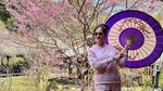 7 Gaya Donna Harun Liburan di Jepang, Tak Terlihat Punya 4 Cucu