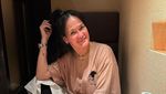 7 Gaya Donna Harun Liburan di Jepang, Tak Terlihat Punya 4 Cucu