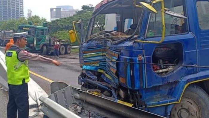 Dua truk kontainer terlibat kecelakaan di KM 8.600 dari arah Satelit menuju ke Perak