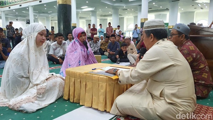 Dua wanita mengucap syahadat di Masjid An-Nur Pekanbaru.