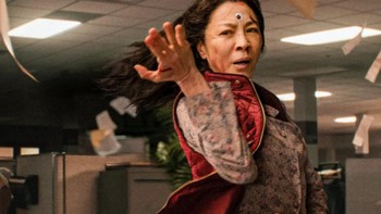 Salah satu adegan ikonik Michelle Yeoh di film Everything Everywhere All at Once yang ternyata green screen. (Foto: Brightside/© Everything Everywhere All at Once / A24 and co-producers)