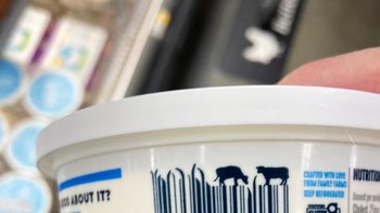 Anggapnya barcode itu rumput yang dimakan sapi. Foto: Dok. sadanduseless