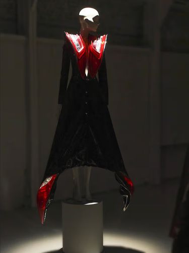 Koleksi gaun Adibusana terbuat dari sparepart mobil bekas karya desainer Jeremy Scott.