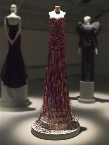 Koleksi gaun Adibusana terbuat dari sparepart mobil bekas karya desainer Jeremy Scott.