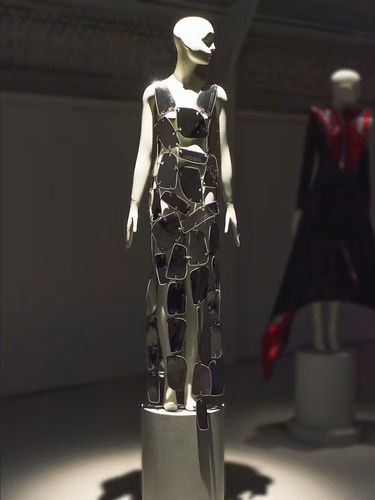 Koleksi gaun Adibusana terbuat dari sparepart mobil bekas karya desainer Jeremy Scott.