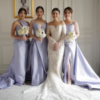 Gaun berpotongan A-line dengan garis leher off-shoulder mengaksentuasi keanggunan dan aura feminin dari sang mempelai wanita. Foto: Instagram/@morden.co, @samuelrustandy