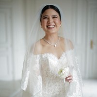 Wanita yang merupakan anak kedua dari Hary Tanoesoedibjo dan Liliana ini memilih tampilan minimalis untuk riasan wajah dan tata rambut. Foto: Instagram/@morden.co, @samuelrustandy