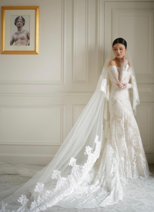 Valencia Tanoesoedibjo memilih gaun pengantin rancangan Zuhair Murad saat menikah dengan Kevin Sanjaya di Paris, Prancis, pada Kamis (23/3/2023). Foto: Instagram/@morden.co, @samuelrustandy