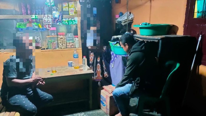 Polisi merazia tiga warung di Kota Gorontalo karena masih menjual minuman keras cap tikus.