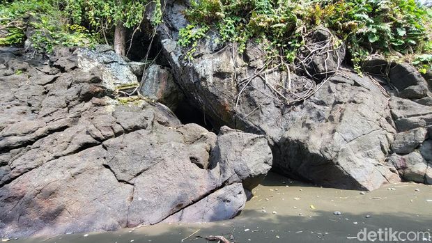 Gua Batu Masigit di Sukabumi