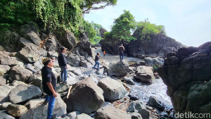 Gua Batu Masigit di Sukabumi