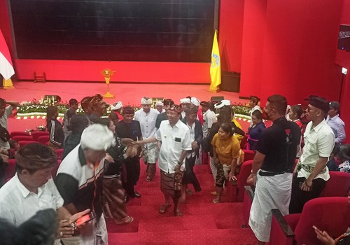 Gubernur Bali I Wayan Koster saat bertemu dengan ratusan pedagang yang selama ini berjualan di areal Pura Agung Besakih Jumat (24/3/2023). (foto: I Wayan Selamat Juniasa)