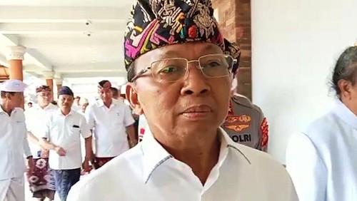Gubernur Bali Wayan Koster seusai melakukan pengukuhan kepengurusan Badan Pengelola Fasilitas Kawasan Suci Pura Agung Besakih di Karangasem, Jumat (24/3/2023).
